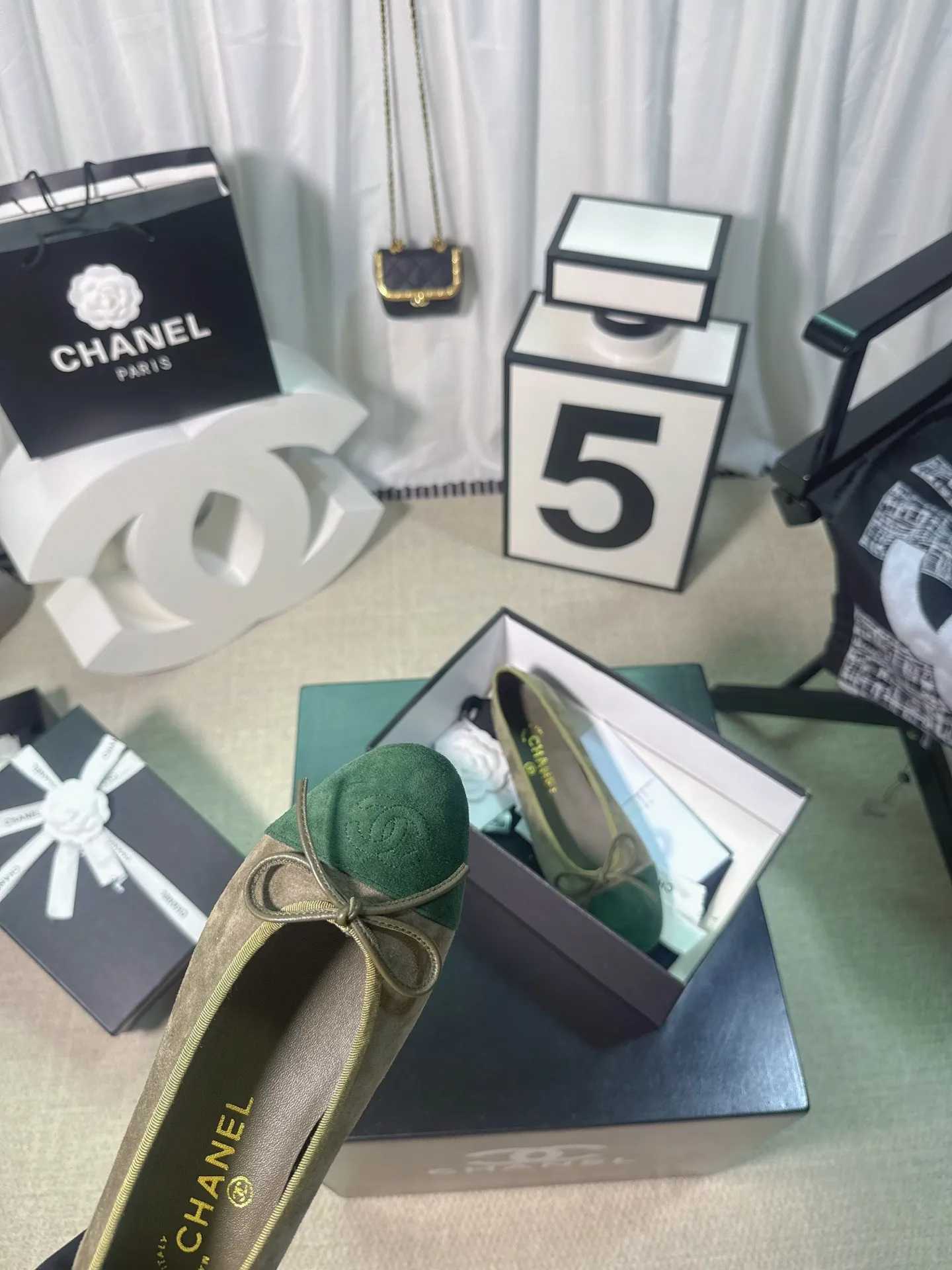 👟👟Ex-factory price 480👟👟 Generation * grade 25s Chanel fragrance is beautiful Maillard color back hollow Sling-back sandals flat/thick heel/high heel Sling-back came out in 1957, and then the two-tone design became a Chanel classic! Very suitable for spring and summer🩰 The two-color design is simple and exquisite, with a square toe and generous temperament. It visually lengthens the leg line. The color of the toe creates a sense of color difference. The back lace design is simple and elegant. It is a classic model that can be worn for hundreds of years. It is worth buying!! Upper: Customized metallic sheepskin. Inner pads: imported sheepskin. Heel height: ballet shoes. Sole: Italian A-grade genuine leather outsole. Size: 35-39 (34.40.41.42.43 is custom-made and non-returnable)